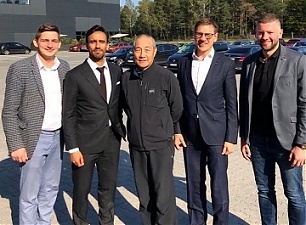 Китайский миллиардер Ван Цзянь в Риге (в центре), справа от него глава Латвийского агентства инвестиций и развития Андрис Озолс. Фото: Facebook.com/Роландо Хуапайя-Дельгадо