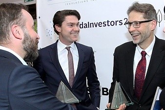 Карлис Цербулис (справа) – «Инвестор года-2019». Фото la.lv