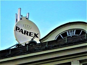Эта «тарелка» висела на крыше здания банка еще лет десять после его закрытия. Фото автора.