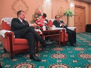 Министр сообщений Латвии Айнарс Шлесерс и министр железных дорог КНР Лю Чжицзюнь. Пекин. 2005.