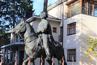 Дзинтари. Статуя Петра Первого во дворе виллы Гомберга. Фото автора.