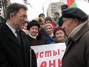 Минск, 2006 г. П. Вайтекунас разговаривает с протестующими пенсионерами у посольства Литвы в Беларуси.