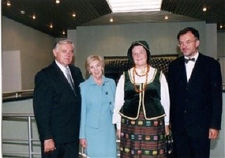 Рига, 2002 г. Президент В. Адамкус с женой, председатель Литовского общества в Латвии Й. Буджинаускиене и П. Вайтекунас.
