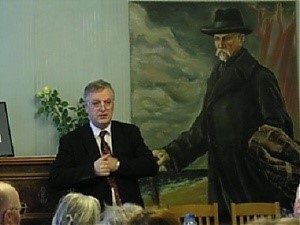 Посол Украины в Латвии Рауль Чилачава во время презентации в Риге своей книги «Райнис и Аспазия. Трехцветное солнце» на фоне портрета Райниса.