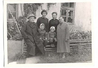 Семья на хуторе Аматниеки под Салдусом, 1959 г.