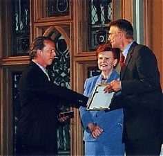 Президент Латвии Вайра Вике-Фрейберга вручает приз за 3 место в номинации «Лучший инновационный продукт». 2005.
