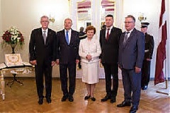 Латвия в 2016 году истратила на квартиры и автомашины экс-президентов не менее 172 тыс. евро Латвия в 2016 году истратила на квартиры и автомашины экс-президентов не менее 172 тыс. евро