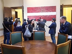 Депутаты Сейма говорят по голосованию о недоверии премьеру Кариньшу Депутаты Сейма говорят по голосованию о недоверии премьеру Кариньшу