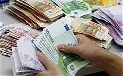 В аэропорту "Рига" у пассажиров частного самолета изъяли почти миллион В аэропорту "Рига" у пассажиров частного самолета изъяли почти миллион