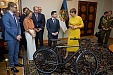 Президент Кальюлайд встретилась с президентом Украины и подарила ему велосипед Президент Кальюлайд встретилась с президентом Украины и подарила ему велосипед