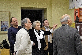 Ольга Ногинова знакомит гостей с музеем Владимира Высоцкого. Фото Кристины Ляховой. 