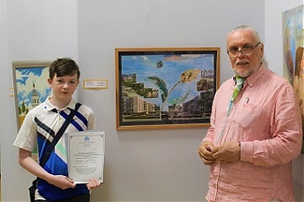 Валентин Даниленко вручает диплом самому юному участнику выставки Саше Ляхову. Фото К. Ляховой.