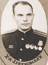 Командир экипажа гвардии капитан Летуновский Пётр Васильевич.