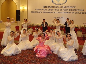 На приеме в завершении конференции. Ташкент, 22. 04.2011.