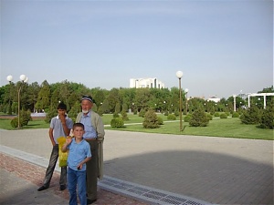 На площади Мустакиллик в Ташкенте. 23.04.2011.