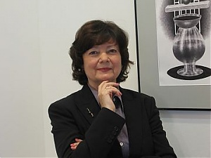 На заднем фоне за Мариной Зандман работа художника-концептуалиста Дмитрия Пригова (1940-2007).