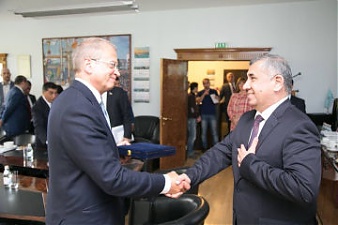 Андрис Америкс и председатель Сената парламента Узбекистана Нигматилла Юлдашев после посещения Рижского порта.