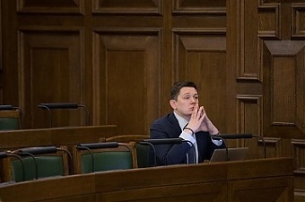 Депутат А.Кайминьш на заседании Сейма Латвии. Пресс-фото