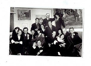 Карлис Балтгайлис и Александр Чак в кругу друзей в мастерской художника в Елгаве в 20-е годы.
