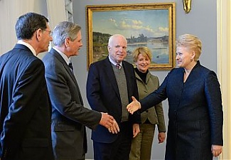 Даля Грибаускайте на встрече с сенаторами из США. Вильнюс, 16.04.2014. Фото: lrp.lt