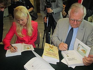 Инара Вилкасте и Вальтер Швиммер дают автографы во время презентации книги «Фундаментальные права человека как основа европейских ценностей». Фото БК.