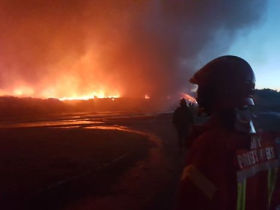 Тушение пожара на нелегальной свалке в Юрмале. Пресс-фото Государственной пожарно-спасательной службы.