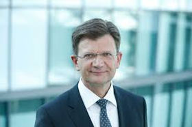 Клаус Фролих, член правления BMW AG. Пресс-фото.   