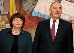 Президент Берзиньш выступает за закупку новых поездов. Премьер Страуюма – против Президент Берзиньш выступает за закупку новых поездов. Премьер Страуюма – против