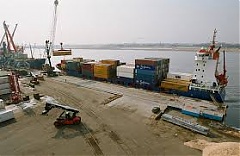 Утечку химического вещества в Рижском порту устранили за полтора часа Утечку химического вещества в Рижском порту устранили за полтора часа