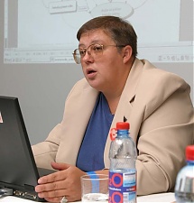 Евгения Зайцева, экономист, эксперт по вопросам фискальной и бухгалтерской политики: « Было бы рационально ввести такое понятие, как «семейная декларация». Ведь, к примеру, на конкретного человека может быть оформлен депозит, средства на котором по факту являются деньгами всей семьи». Евгения Зайцева, экономист, эксперт по вопросам фискальной и бухгалтерской политики: « Было бы рационально ввести такое понятие, как «семейная декларация». Ведь, к примеру, на конкретного человека может быть оформлен депозит, средства на котором по факту являются деньгами всей семьи».