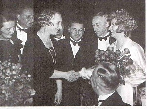 На вручение в 1933 году Нобелевской премии Бунин решил ехать  втроем – с  женой и с любовницей, что немедля отметили газеты всего мира. 