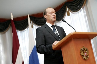 Посол Российской Федерации в Латвии Александр Вешняков поставил двусторонним отношениям 2013 года тройку с плюсом.