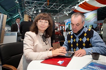 Член правления NNVT Виктория Зеленкевич на выставке в Минске. Паром Scottish Viking преодолевает расстояние  от Вентспилса доНюнесхамна за 11 часов.