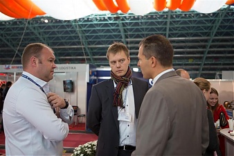 Исполнительный директор  Alpa Centrums Иван Бортников (слева) ведет переговоры с клиентами на выставке «Транспорт и логистика. Логистический инжиниринг» в Минске. 