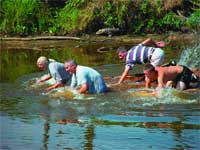 Охотники преодолевают водное препятствие.