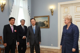 Korean delegation and Dalia Grybauskaitė. Vilnius, 8.07.2011. Photo: president.lt