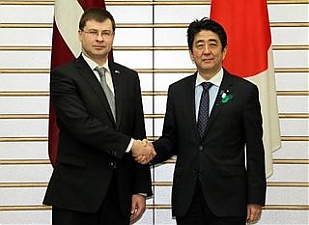 Valdis Dombrovskis and Shinzo Abe. Tokyo, 10.04.2013. Photo: flickr.com