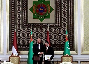 Andris Berzins and Gurbanguly Berdimuhamedow. Ashgabat, 14.05.2013. Photo: president.lv