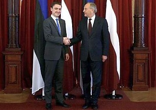 Taavi Roivas and Andris Berzins. Riga, 25.04.2014. Photo: president.lv