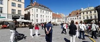 190807_touristsEE.jpg