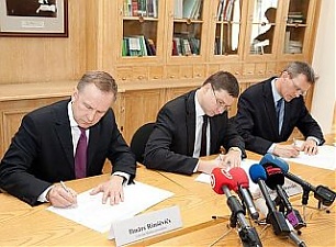 Central bank's president Ilmars Rimsevics, Valdis Dombrovskis and FinMin Andris Vilks. Riga, 4.03.2013. Photo: flickr.com