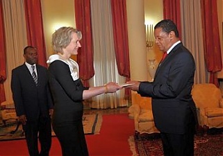 Asta Skaisgiryte Liauskiene and H.E. Mr Mulatu Teshome. London, 21.08.2014. Photo: urm.lt 