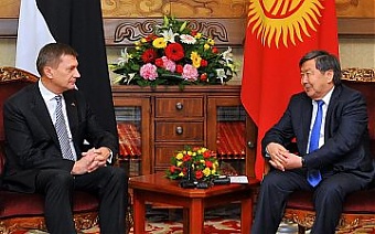 Abdrus Ansip and Zhantoro Satybaldiyev. Bishkek, 12.12.2013. Photo: gov.kg