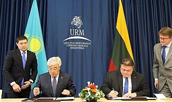 Yerlan Idrisov and Linas Linkevičius. Vilnius, 27.01.2014. Photo: urm.lt