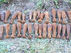 The minomyotnye mines of the Second World War found the Latvian sappers. A photo of Latvian Zemessardze.