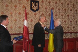 Volodymyr Lytvyn bestowes Valdis Zatlers the Ukrainian Order of Liberty. Riga, 26.06.2012. Photo: reformupartija.lv