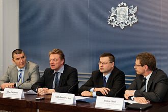 Valdis Dombrovskis and Atea's representatives at the press conference. Press photo.
