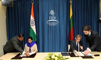 Preneet Kaur and Audronius Ažubalis. Vilnius, 1.04.2011. Photo: urm.lt