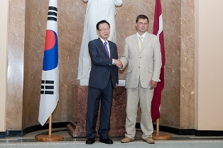 Park Hee-tae and 