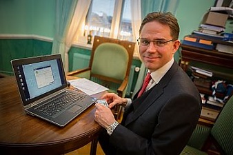 Jyrki Katainen with eID card. Tallinn, 10.12.2013. Photo: valitsus.ee